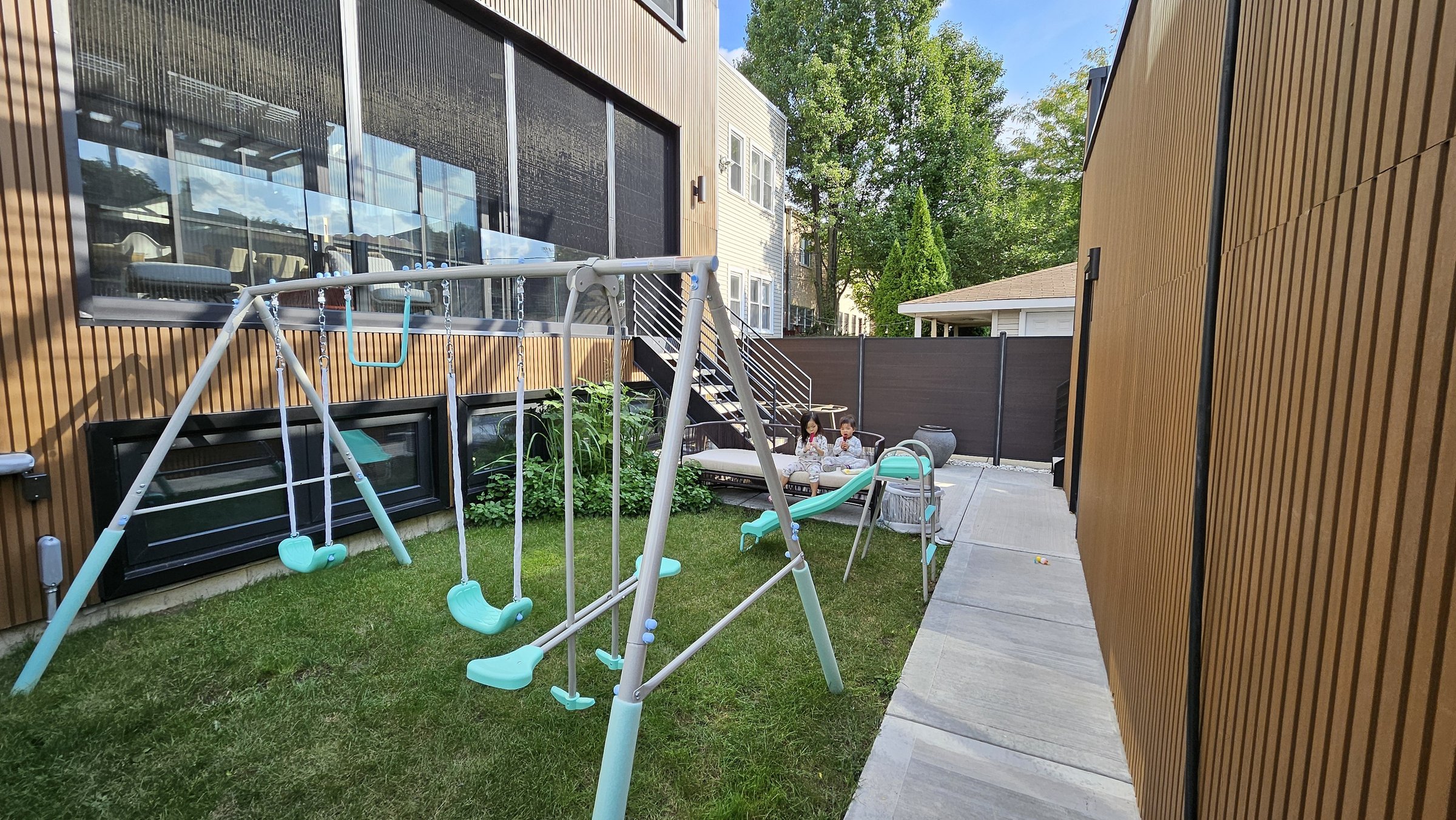 Vertical composite cladding along a side yard