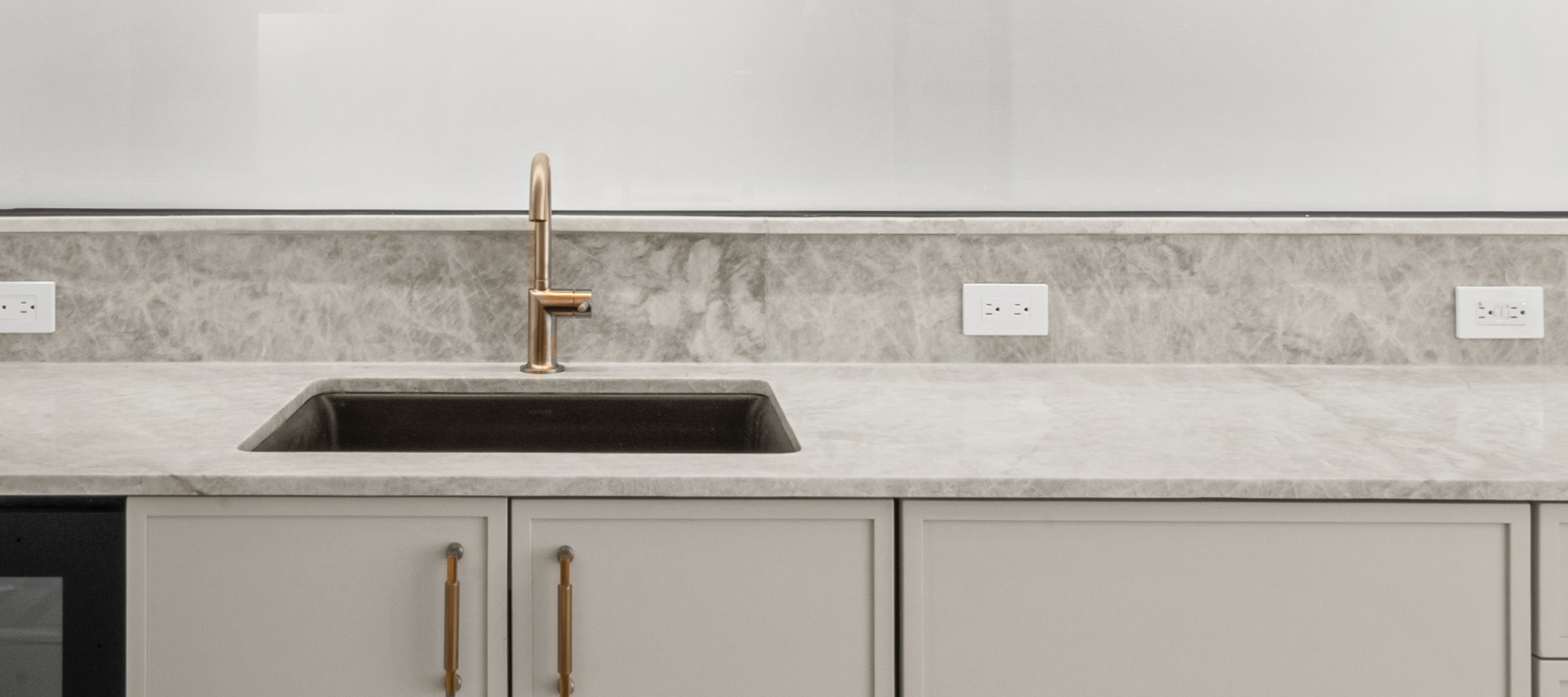 Quartzite, bookmatched at the backsplash