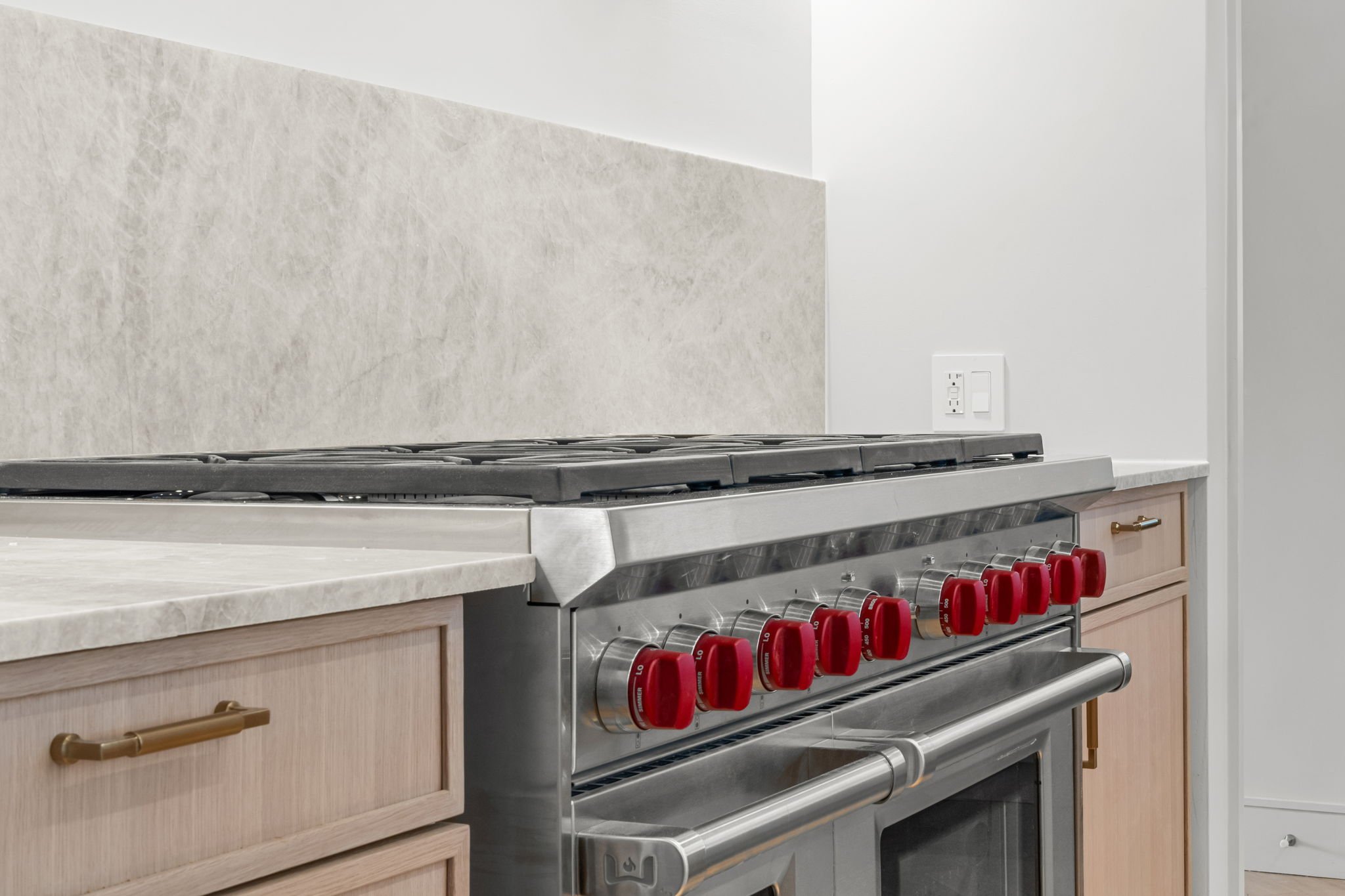 Quartzite counter and full-height backsplash