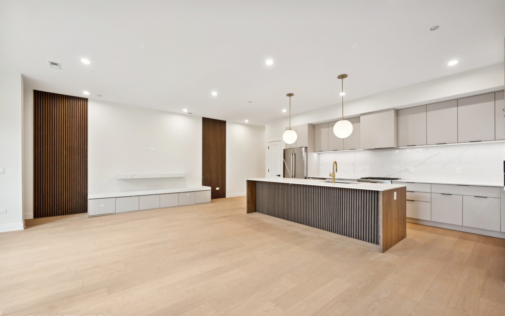 Wide-plank white oak